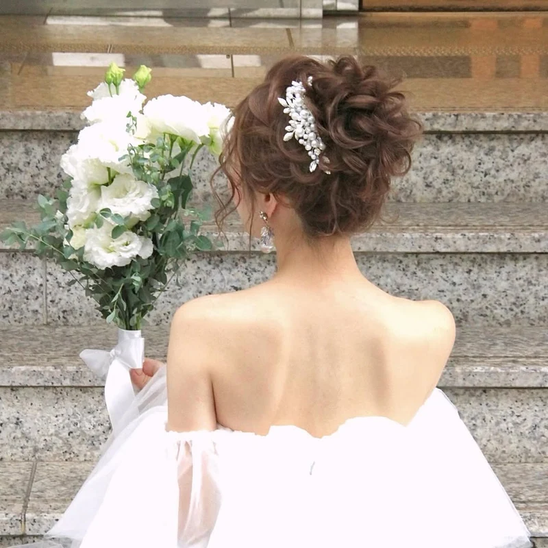 ヘアセット仕上がり例｜結婚式に映えるくるくるアップスタイルとブーケ