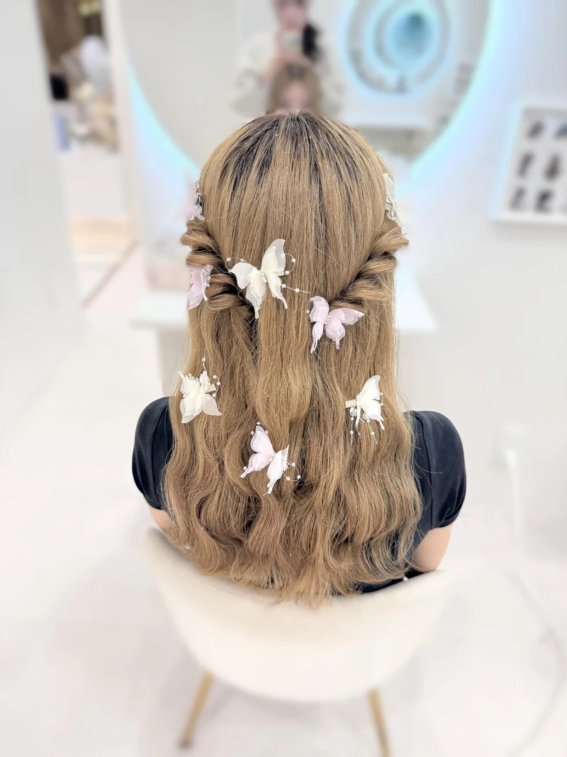 ヘアセット仕上がり例｜バタフライモチーフをちりばめた編みおろしハーフアップ