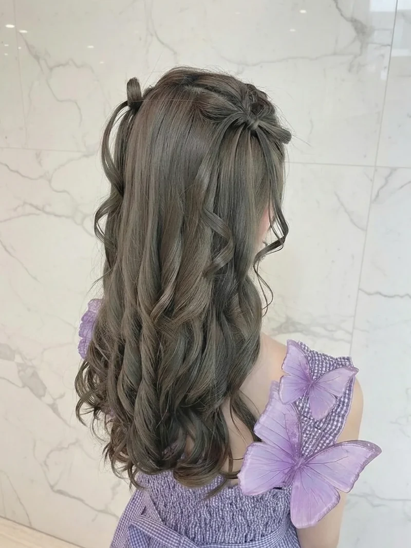 ヘアセット仕上がり例｜ゆるく巻いたロングヘアをまとめた巻きおろしのハーフアップ