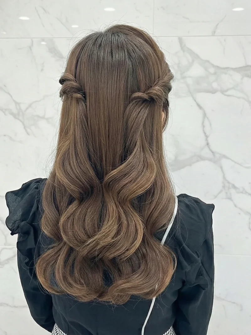 ヘアセット仕上がり例｜サイドをねじって留めた巻き髪のハーフアップ