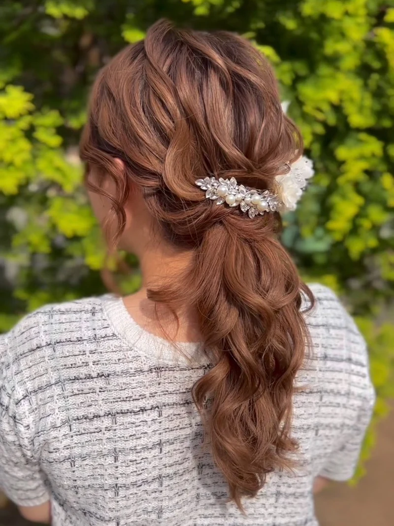 ヘアセット仕上がり例｜ビジューのバレッタを添えた低めのポニーテール