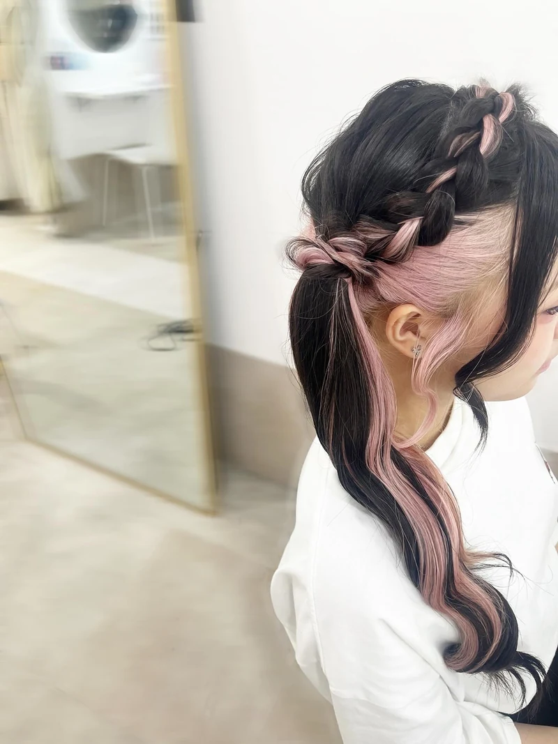 ヘアセット仕上がり例｜インナーカラーを活かした編み込みハーフアップ