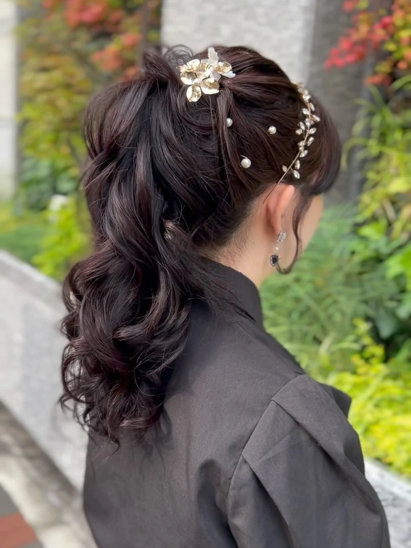 ヘアセット仕上がり例｜パールのヘアアクセサリーを添えた高めの巻き髪ポニーテール