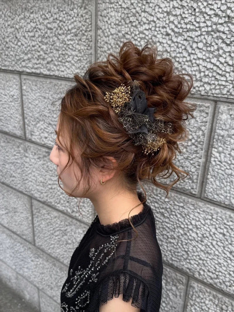 ヘアセット仕上がり例｜ゴールドとブラックのヘアアクセサリーを添えた華やかなアップスタイル
