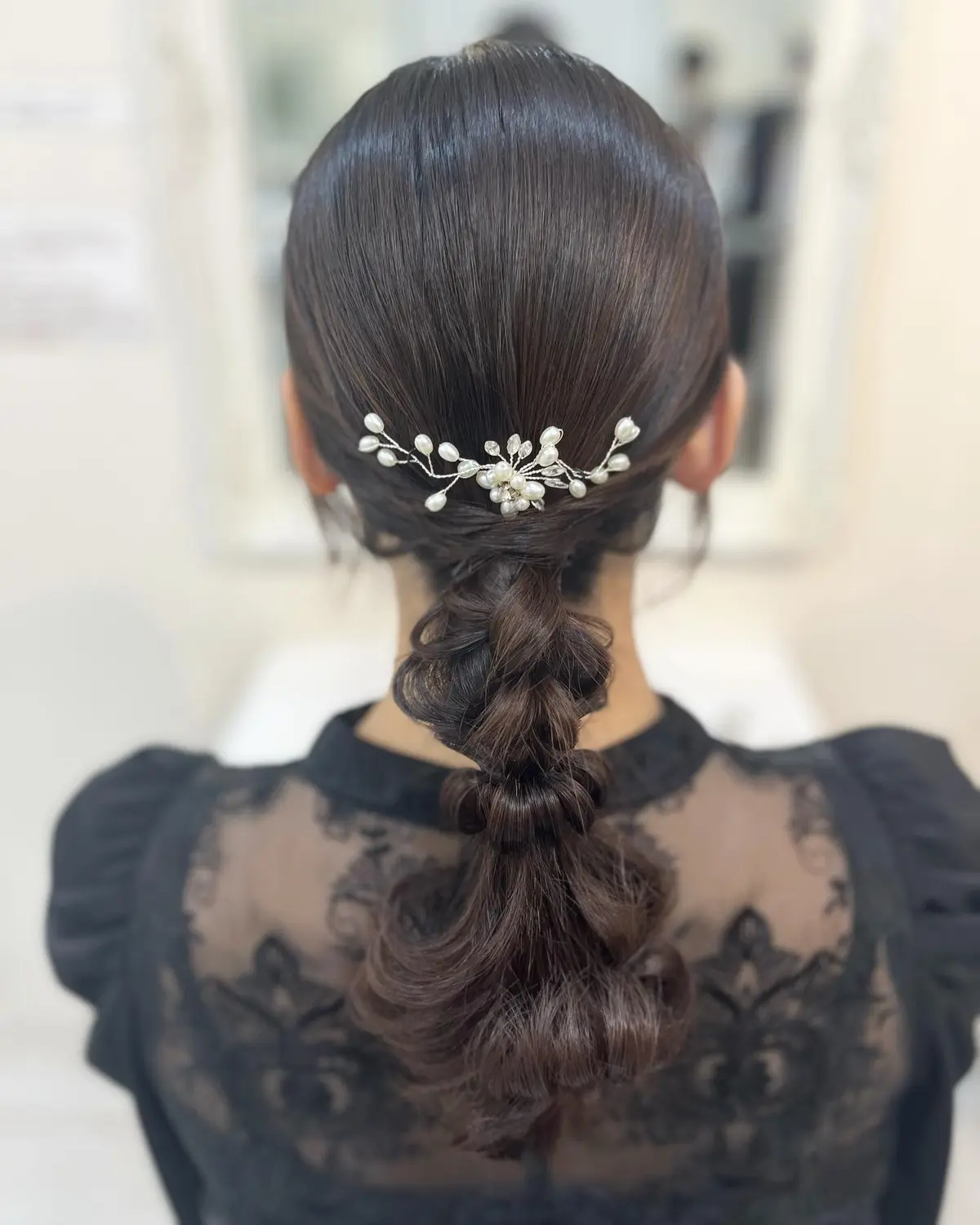 結婚式向けパールアクセサリー付き編み込みスタイル