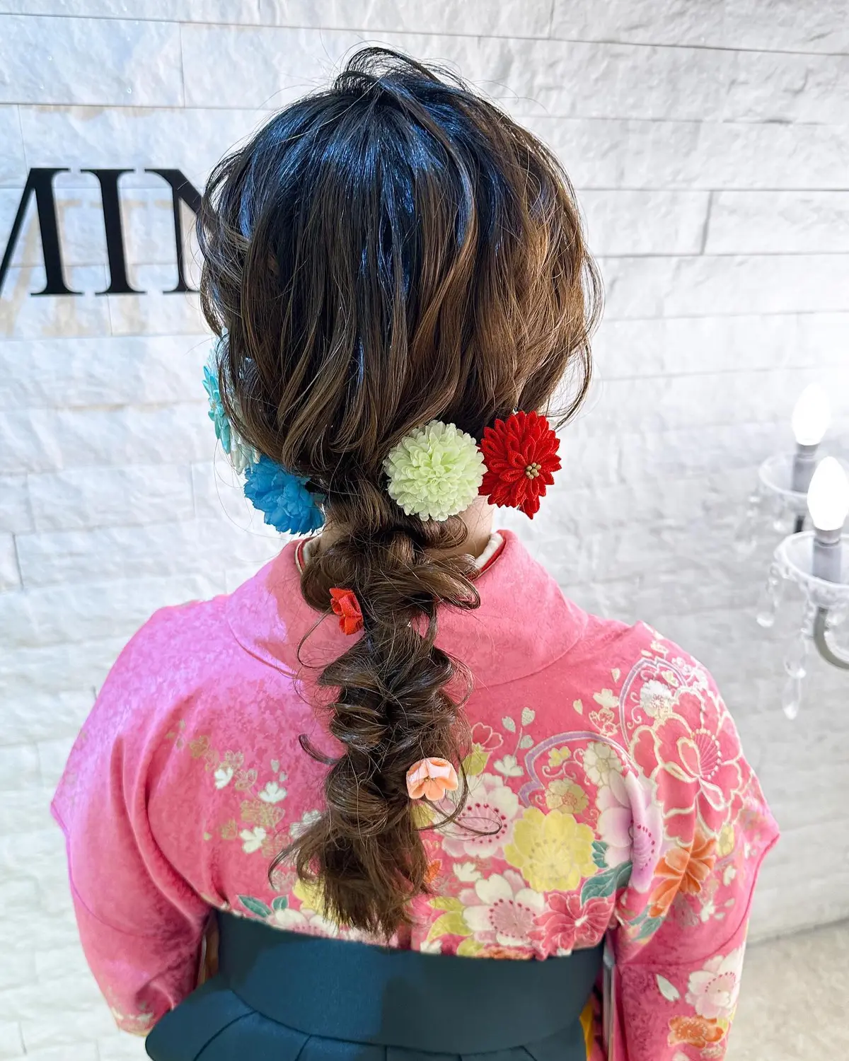 カラフルな髪飾りを散りばめた編みおろし