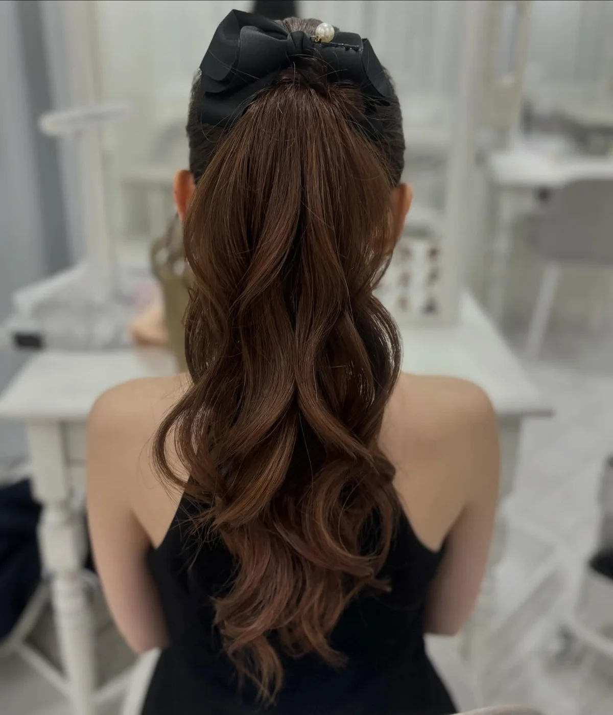 リボンをあしらったアップヘアスタイル